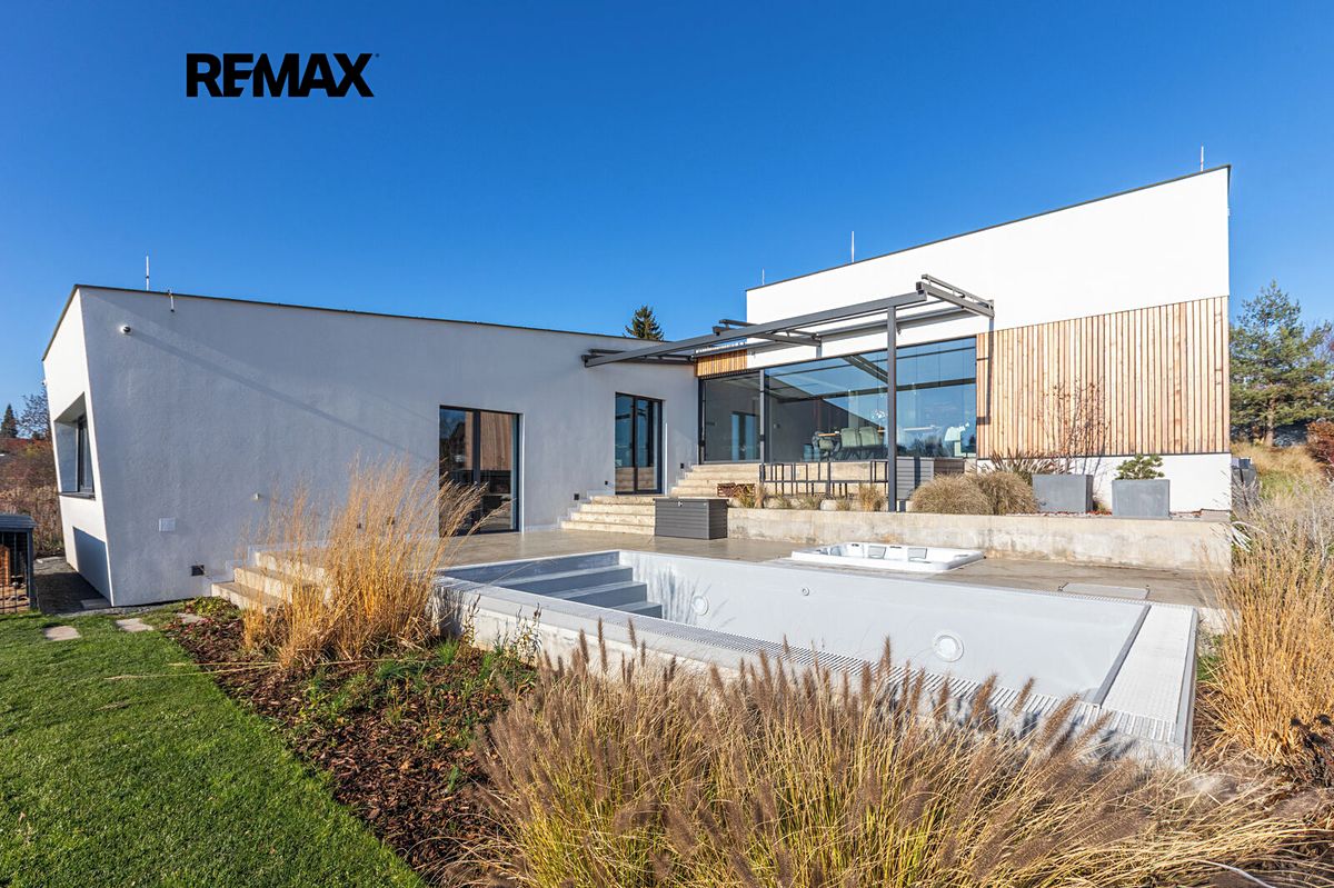 Prodej rodinného domu 246 m², pozemek 1340 m² – fotografie 2