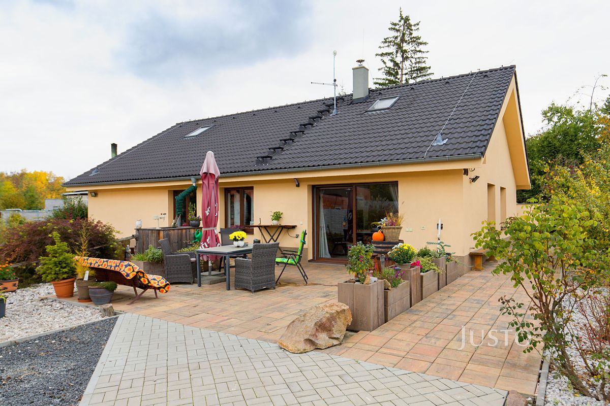 Prodej rodinného domu 227 m², pozemek 1747 m²