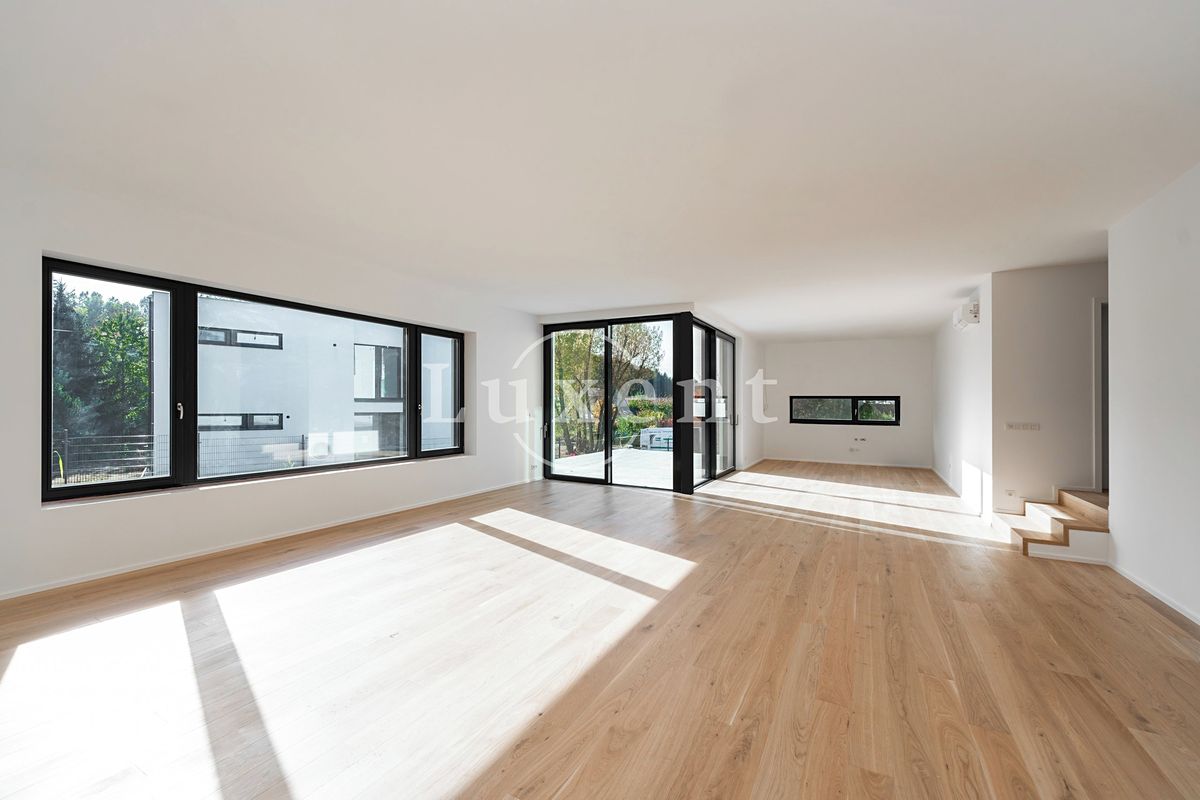 Prodej rodinného domu 350 m², pozemek 1069 m² – fotografie 4