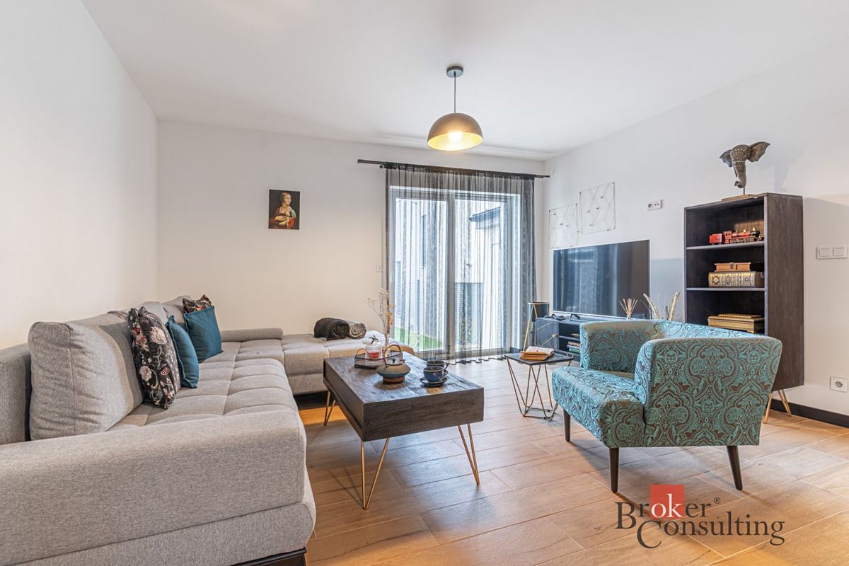 Prodej rodinného domu 290 m², pozemek 466 m² – fotografie 3