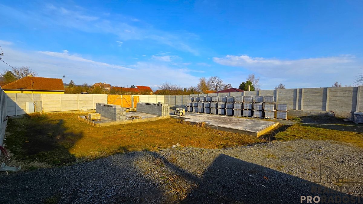 Prodej rodinného domu 200 m², pozemek 922 m² – fotografie 2