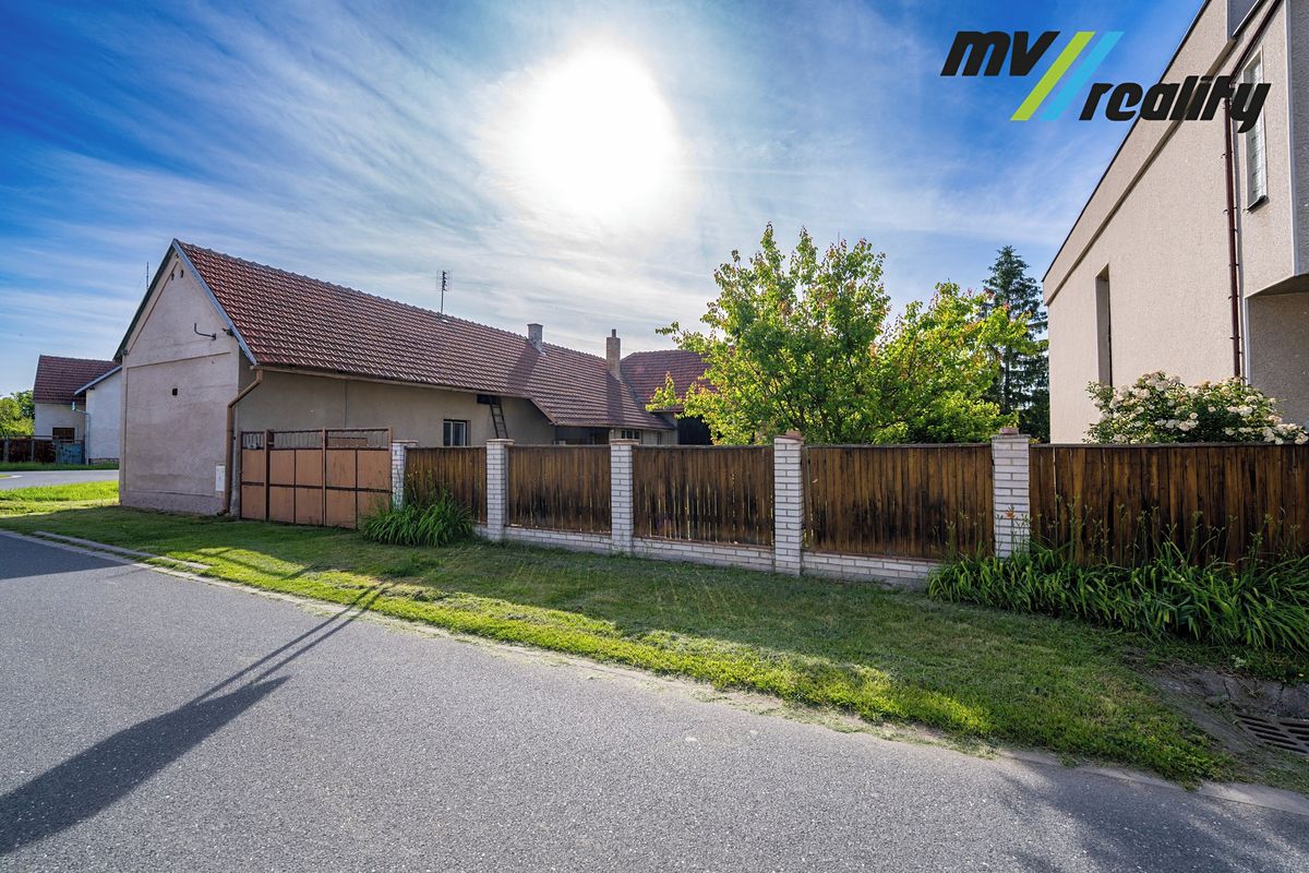 Prodej rodinného domu 120 m², pozemek 1070 m² – fotografie 2