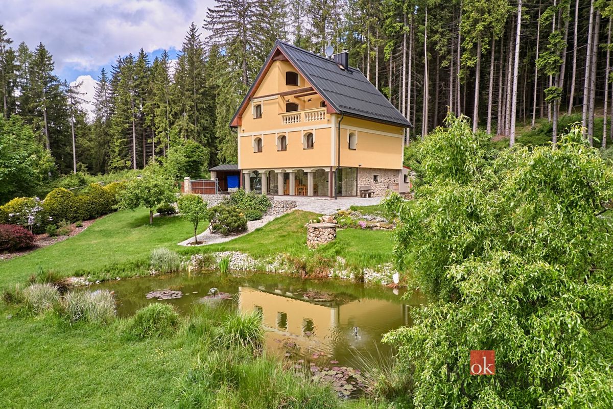 Prodej rodinného domu 231 m², pozemek 2229 m²