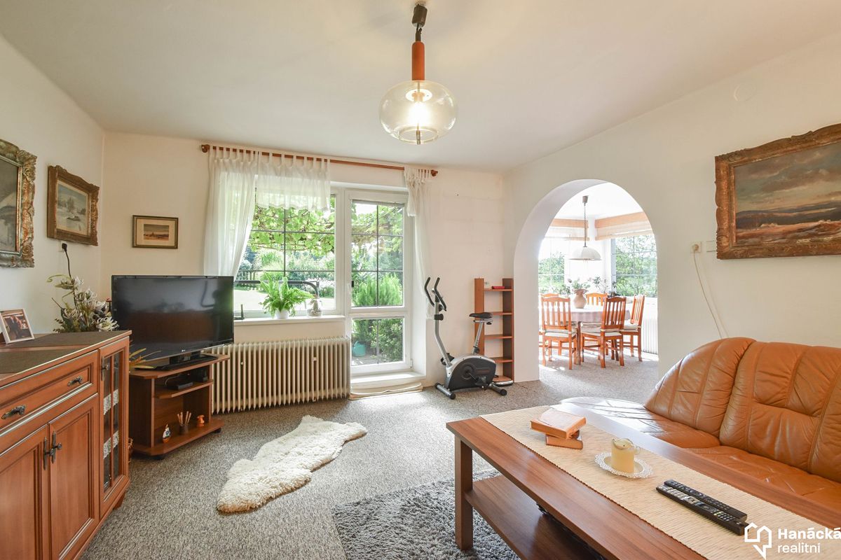 Prodej rodinného domu 190 m², pozemek 980 m² – fotografie 2