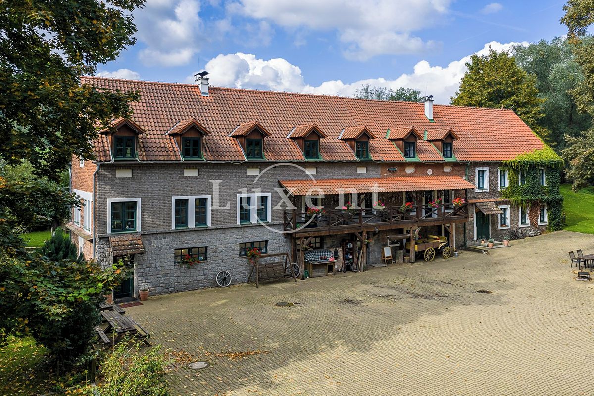 Prodej komerční nemovitosti 1700 m² – fotografie 2