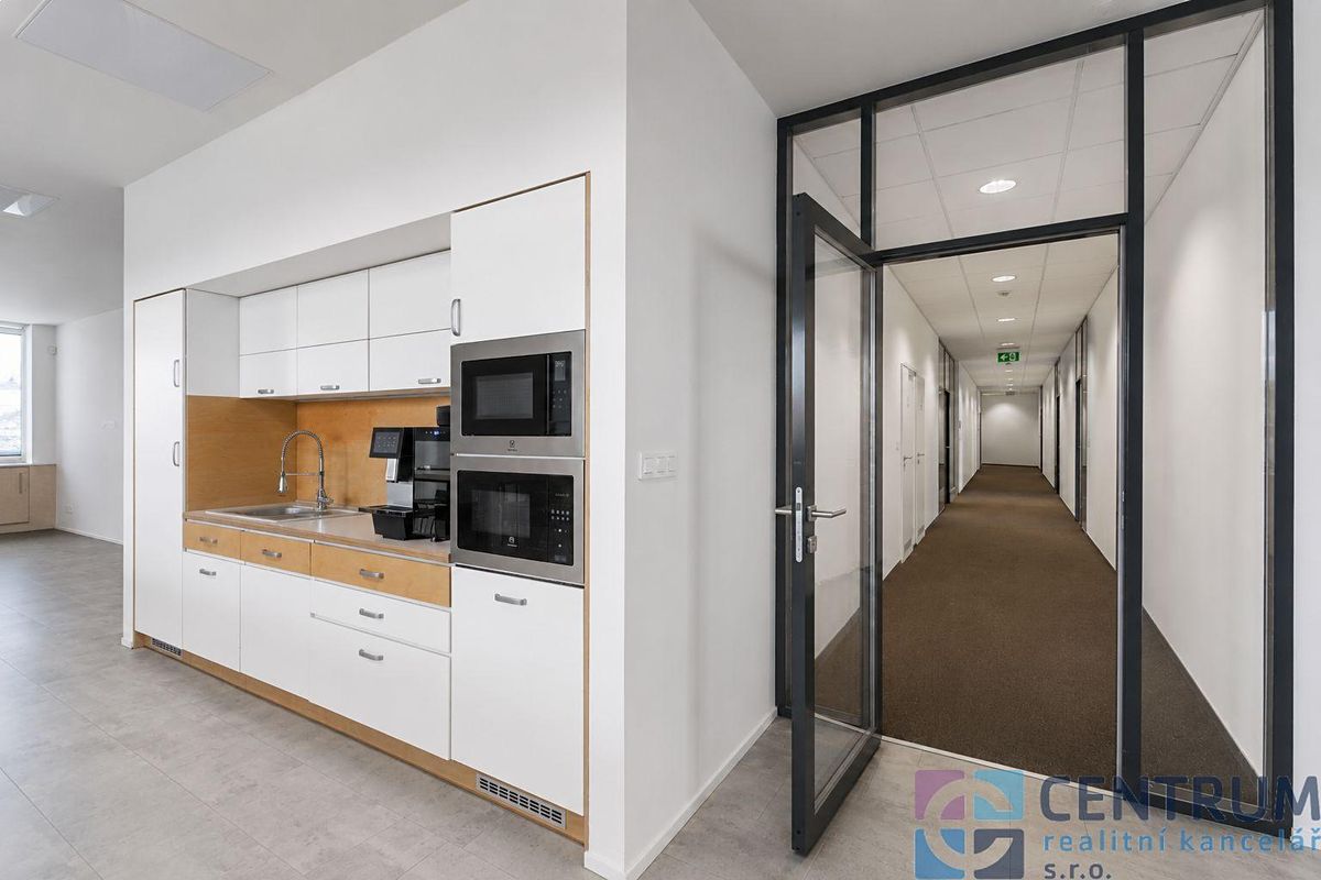 Pronájem kanceláře 584 m² – fotografie 2