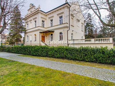 Pronájem  vily 827 m², pozemek 7 914 m²