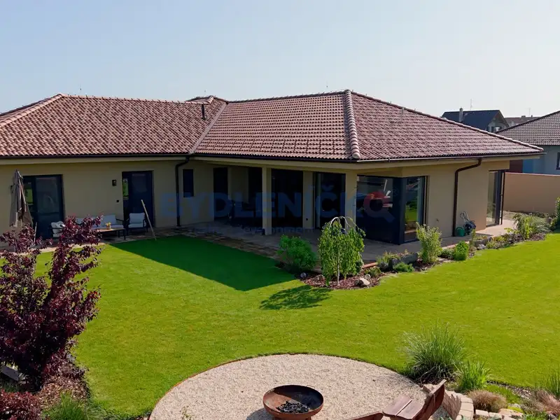 Prodej rodinného domu 219 m², pozemek 955 m², Dynín – náhled fotky 1