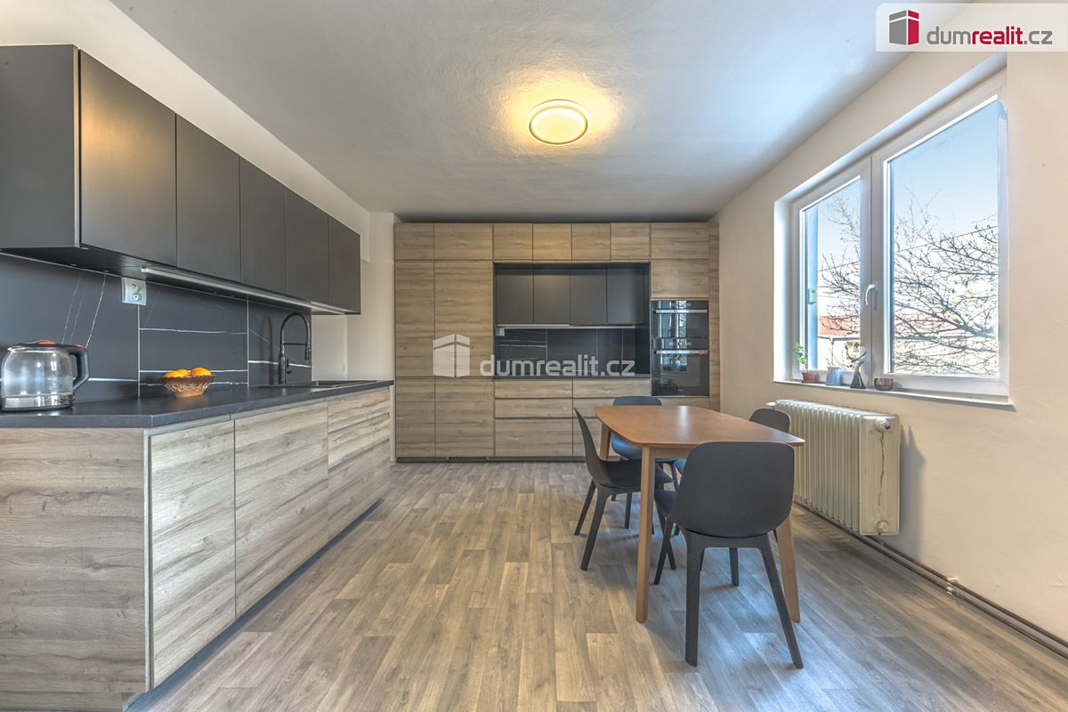 Prodej rodinného domu 209 m², pozemek 596 m² – fotografie 2