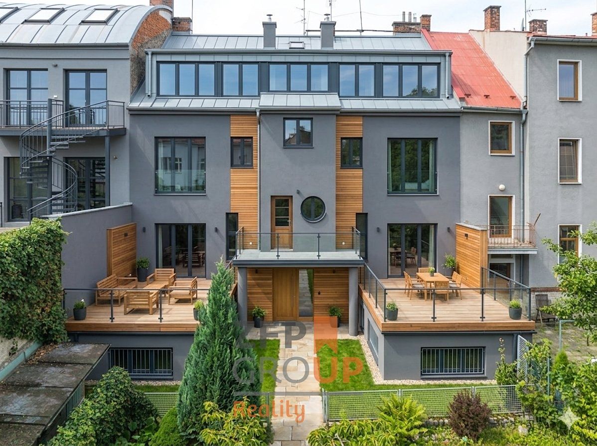 Prodej rodinného domu 228 m², pozemek 717 m² – fotografie 2