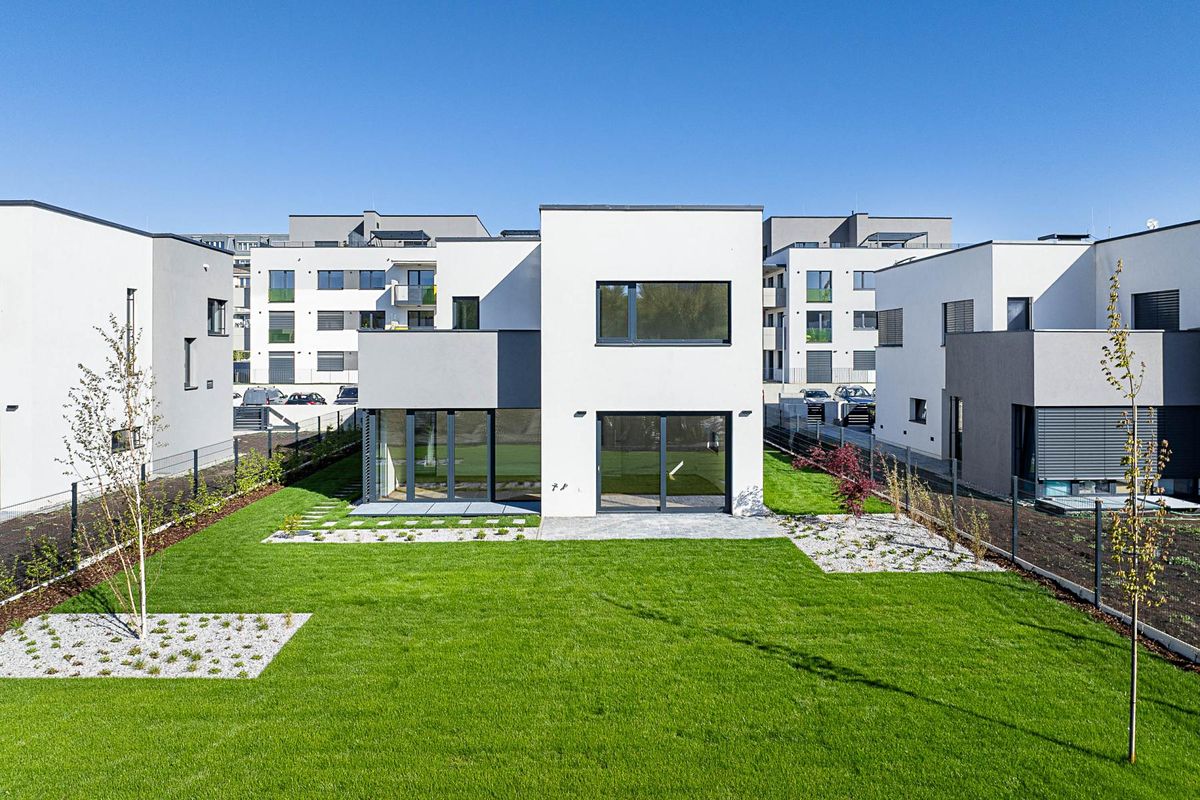 Prodej rodinného domu 295 m², pozemek 587 m² – fotografie 2