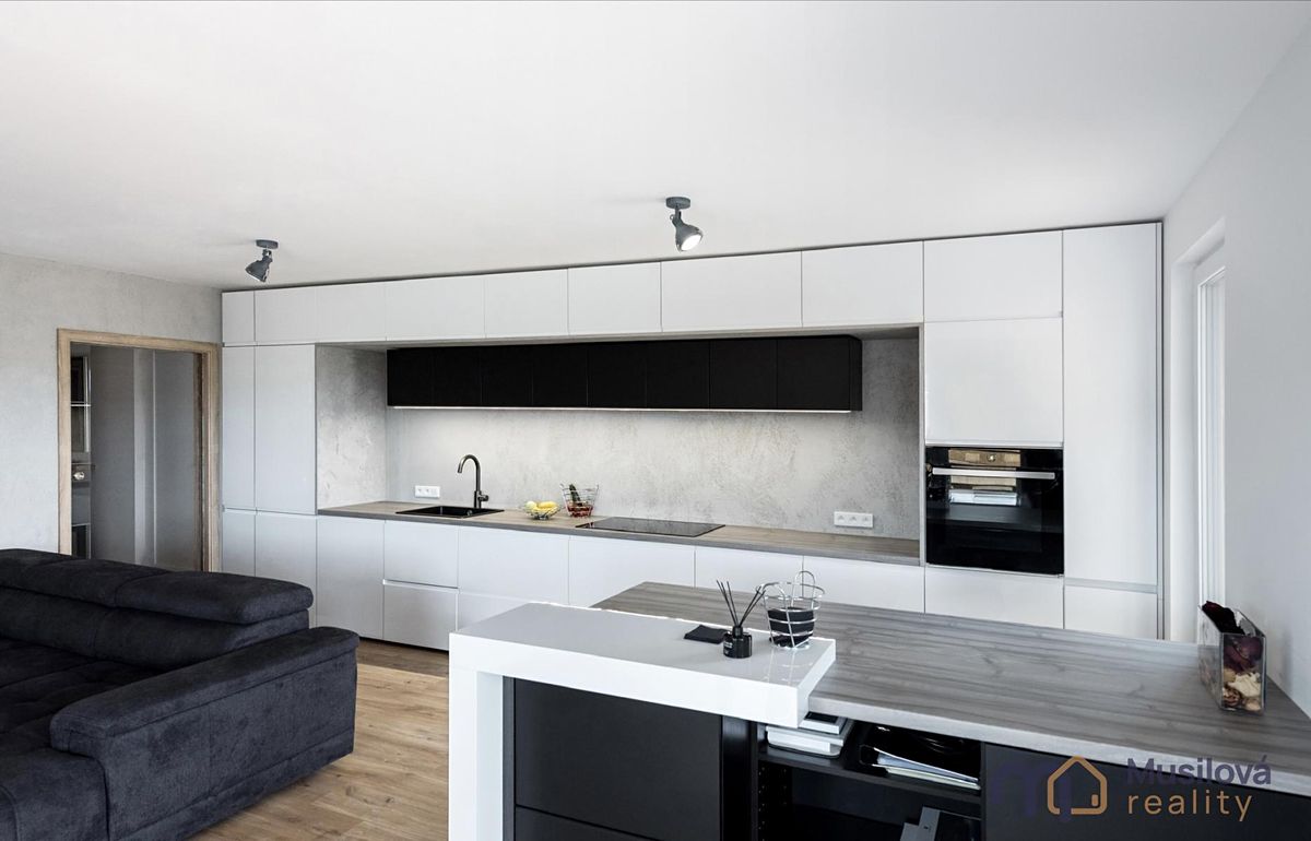 Prodej vily 175 m², pozemek 635 m² – fotografie 2