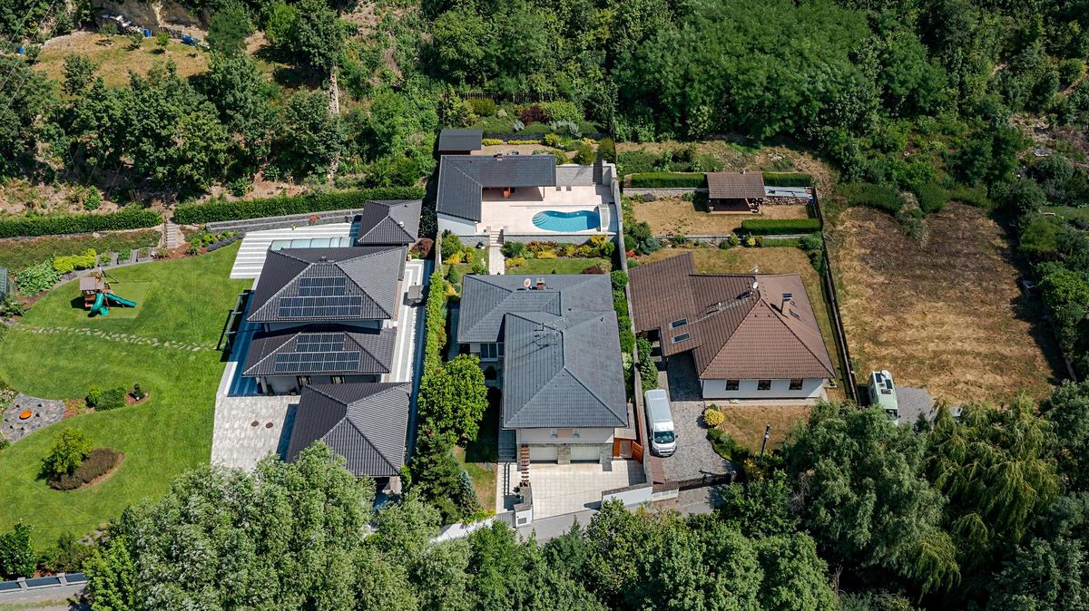 Prodej rodinného domu 241 m², pozemek 1654 m² – fotografie 3