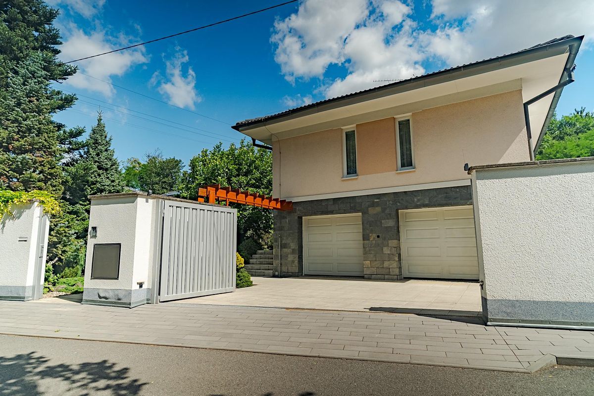 Prodej rodinného domu 241 m², pozemek 1654 m² – fotografie 2