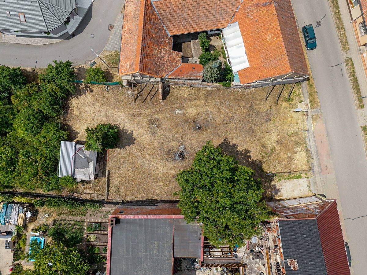 Prodej stavebního pozemku 920 m² – fotografie 2
