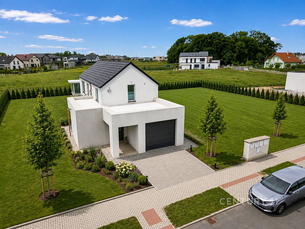 Prodej rodinného domu 176 m², pozemek 819 m² – fotografie 2