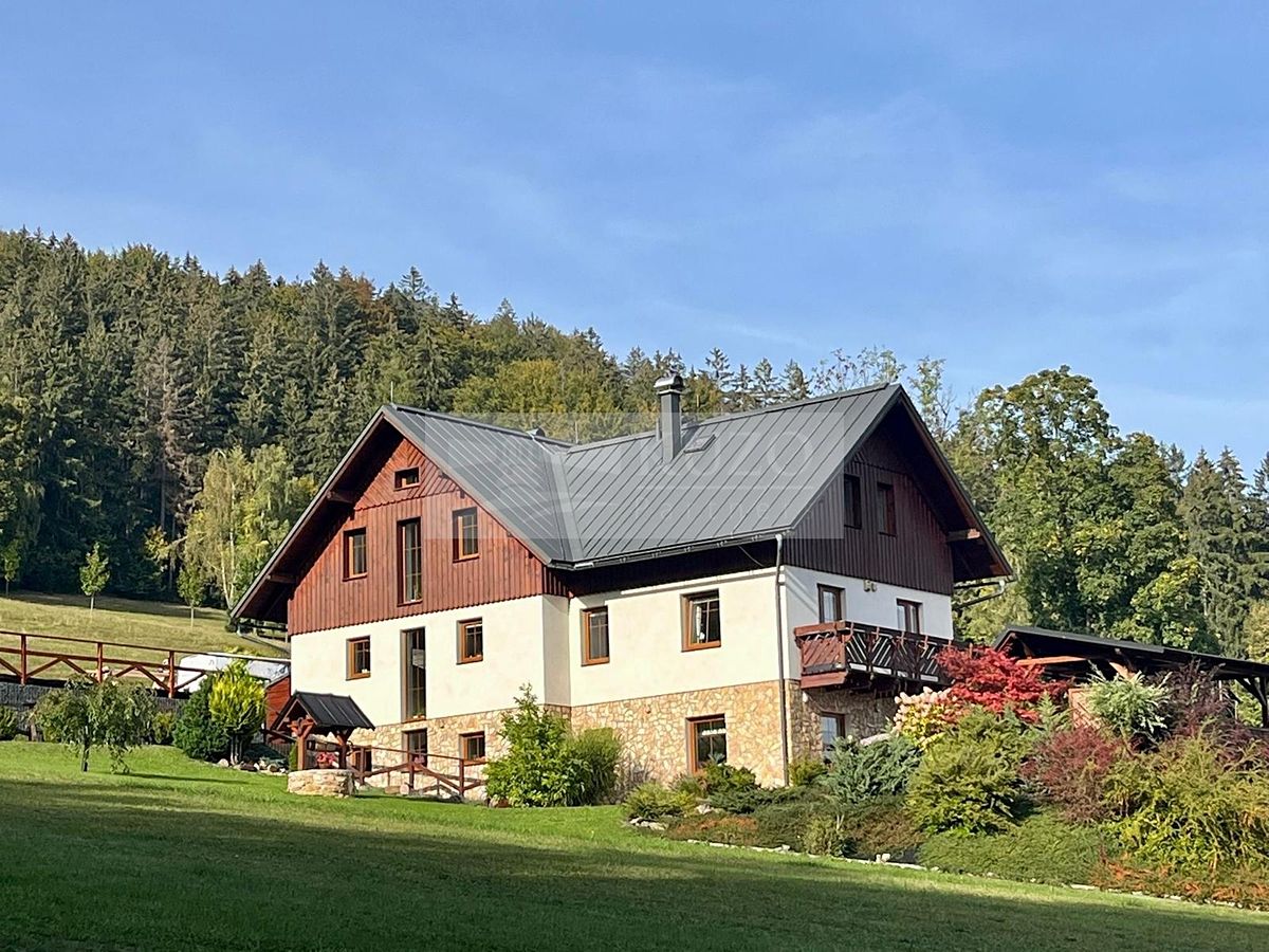 Prodej rodinného domu 345 m², pozemek 1850 m²