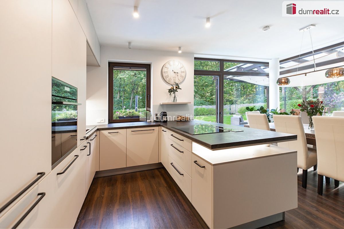 Prodej vily 249 m², pozemek 1050 m² – fotografie 2