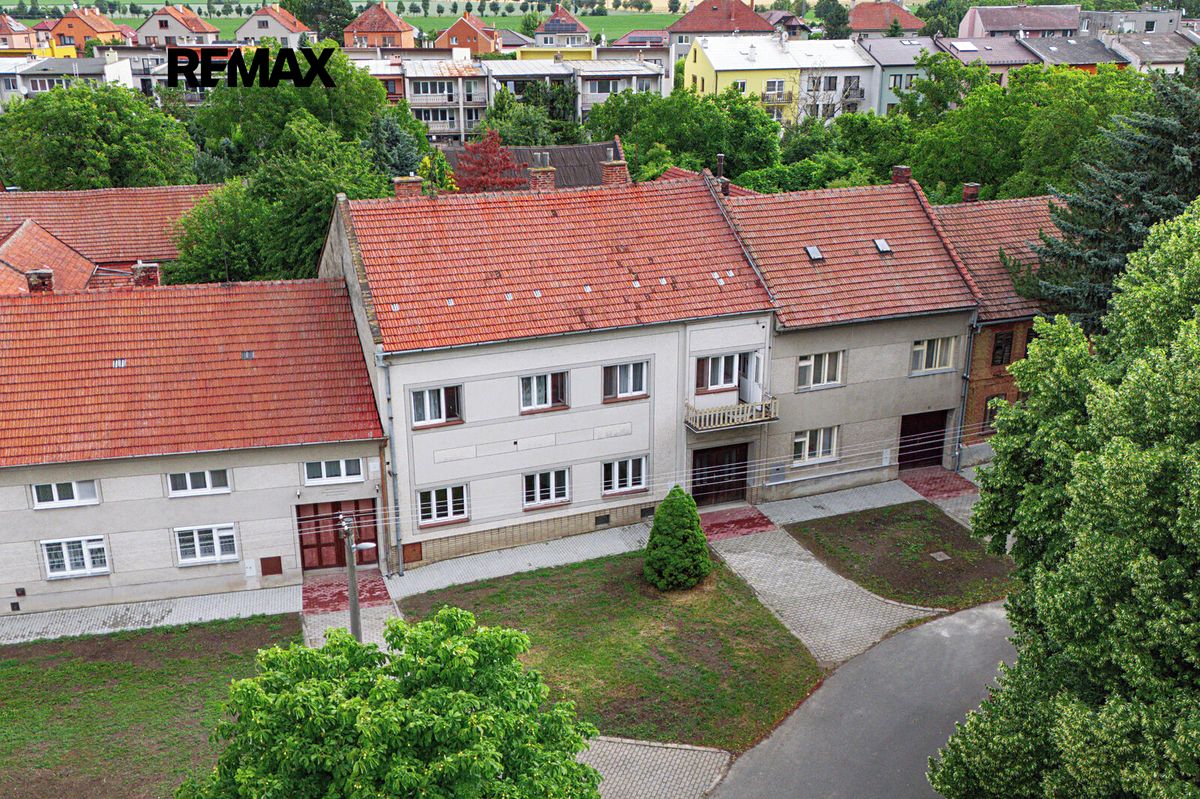 Prodej rodinného domu 220 m², pozemek 993 m² – fotografie 2