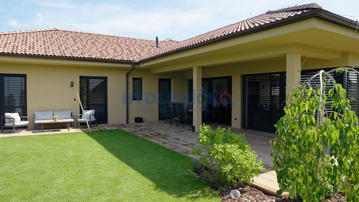Prodej rodinného domu 219 m², pozemek 955 m² – fotografie 2