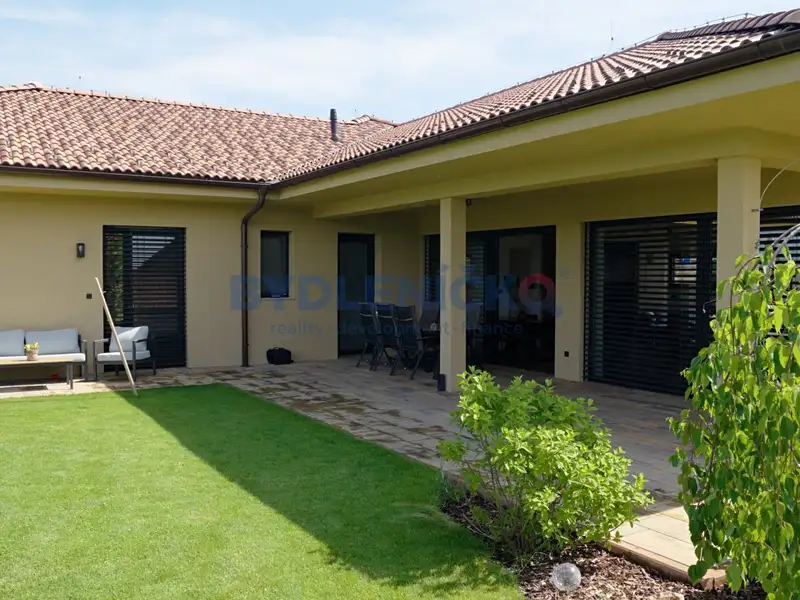 Prodej rodinného domu 219 m², pozemek 955 m², Dynín – náhled fotky 2