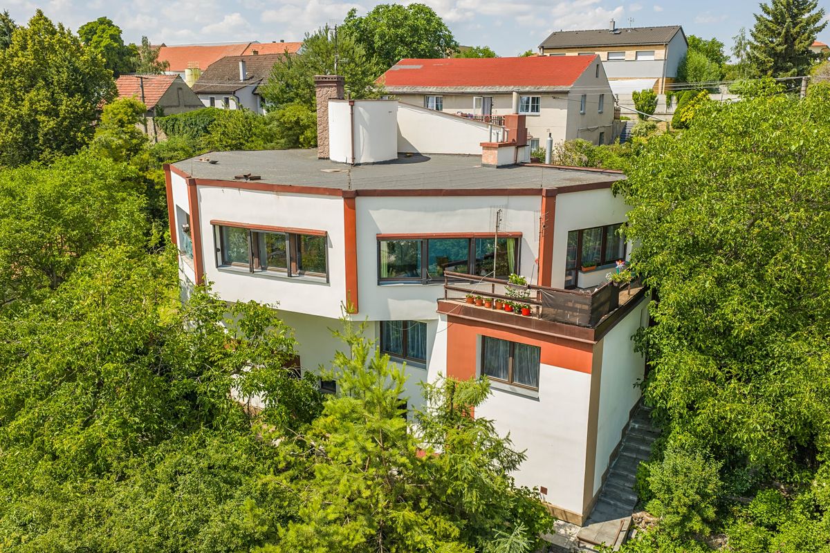 Prodej vily 460 m², pozemek 920 m²
