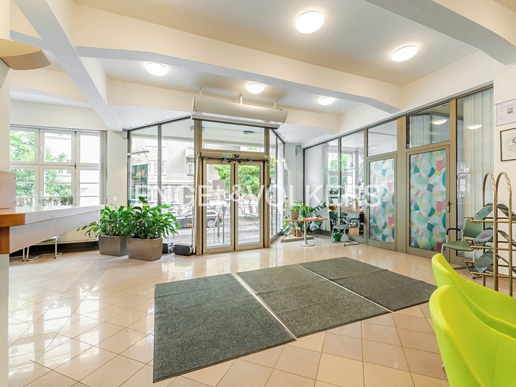 Pronájem komerčního prostoru, 1 318 m² (1 z 19)
