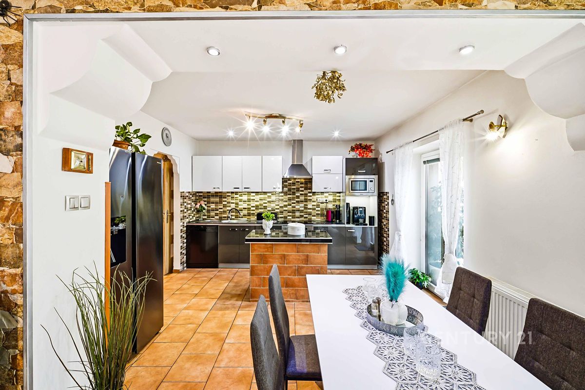 Prodej rodinného domu 261 m², pozemek 1306 m²