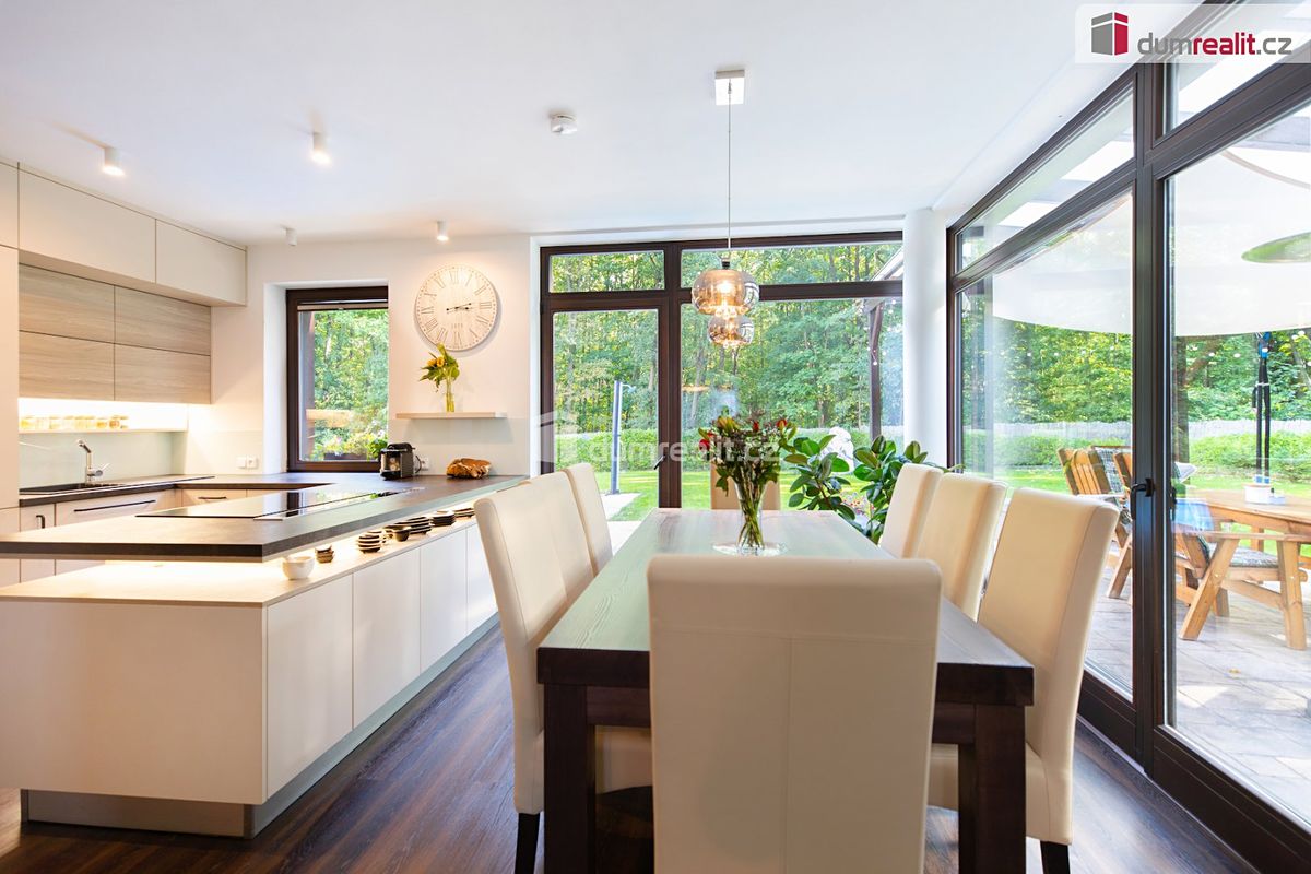 Prodej vily 249 m², pozemek 1050 m² – fotografie 3