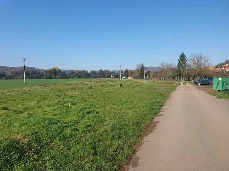 Prodej stavebního pozemku 801 m², Hradčany – náhled fotky 2