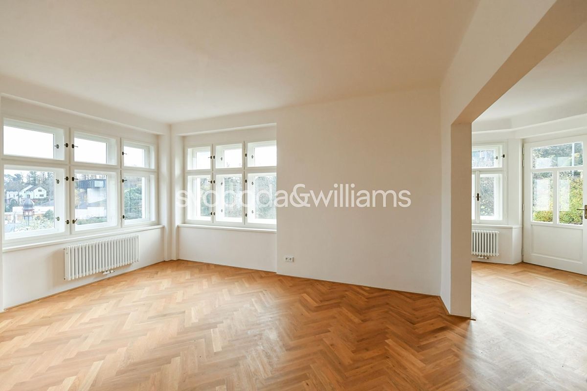 Pronájem rodinného domu 356 m², pozemek 1389 m² – fotografie 2