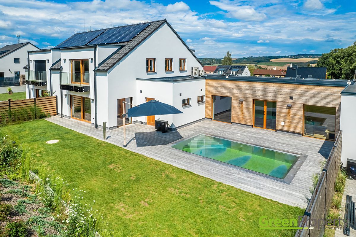 Prodej rodinného domu 308 m², pozemek 1907 m²