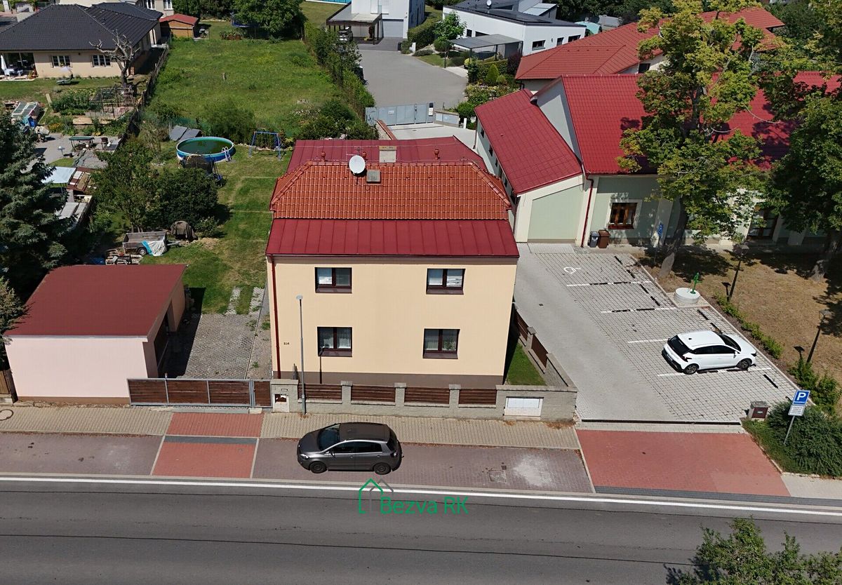 Prodej rodinného domu 250 m², pozemek 843 m² – fotografie 2