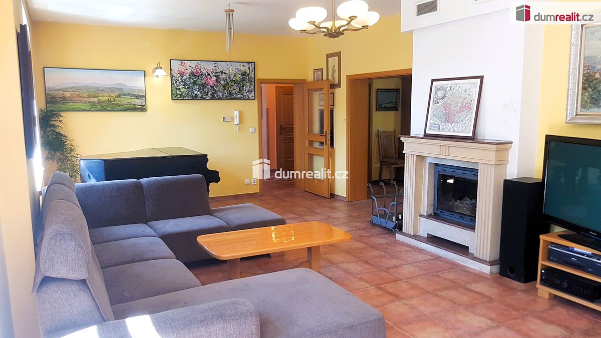 Prodej rodinného domu 303 m², pozemek 1885 m² – fotografie 2