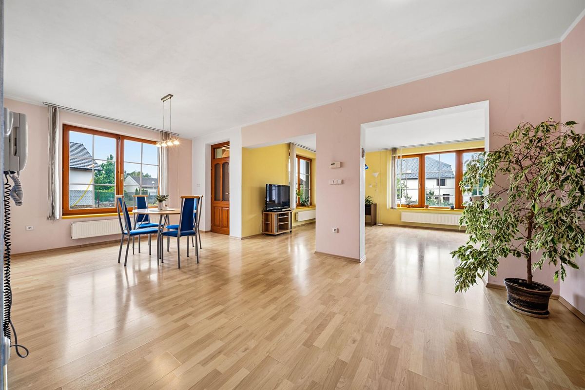 Prodej rodinného domu 267 m², pozemek 1071 m² – fotografie 4