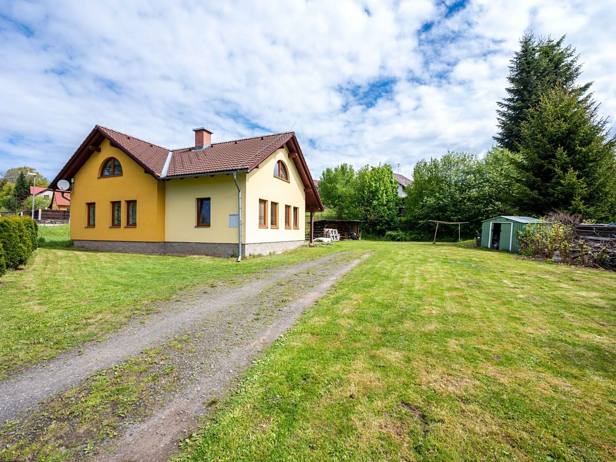 Prodej rodinného domu 270 m², pozemek 873 m² – fotografie 3