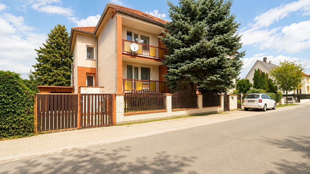 Prodej rodinného domu 246 m², pozemek 375 m² – fotografie 4