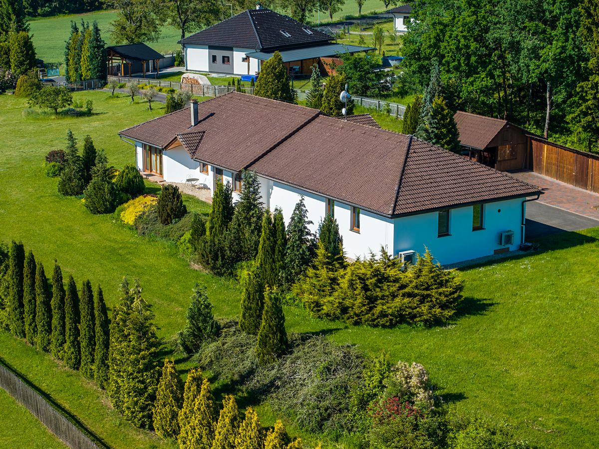 Prodej rodinného domu 240 m², pozemek 10670 m²