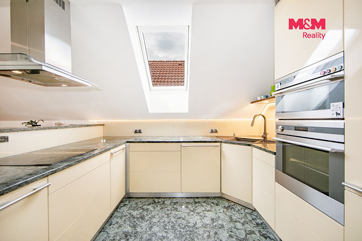 Prodej rodinného domu 227 m², pozemek 542 m² – fotografie 4