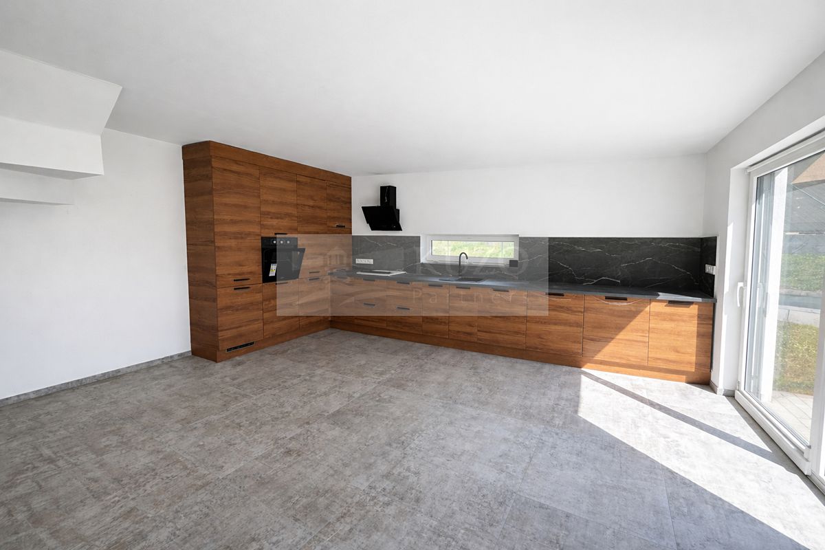 Pronájem rodinného domu 165 m², pozemek 655 m² – fotografie 2