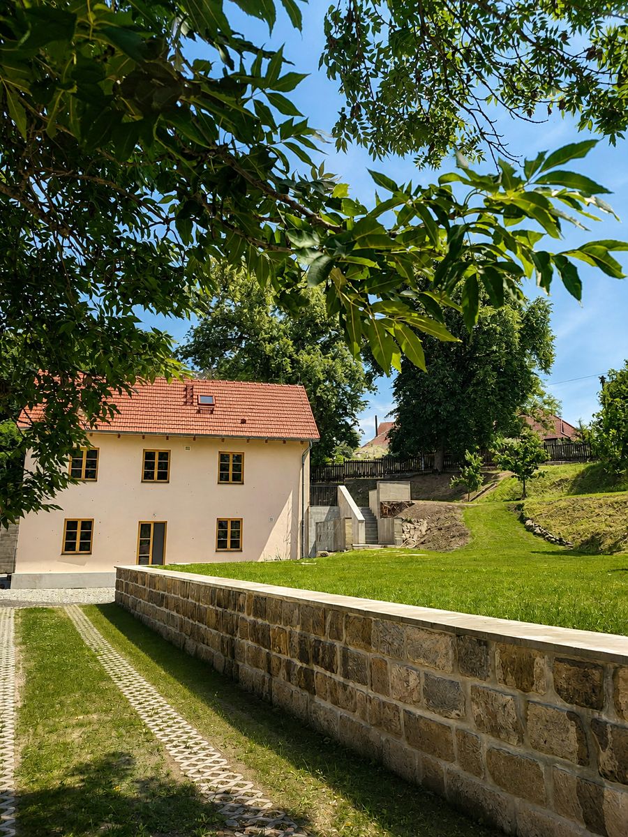 Prodej rodinného domu 200 m², pozemek 3105 m² – fotografie 2