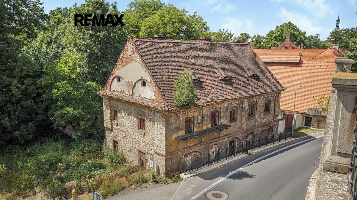 Prodej rodinného domu 360 m², pozemek 410 m² – fotografie 2