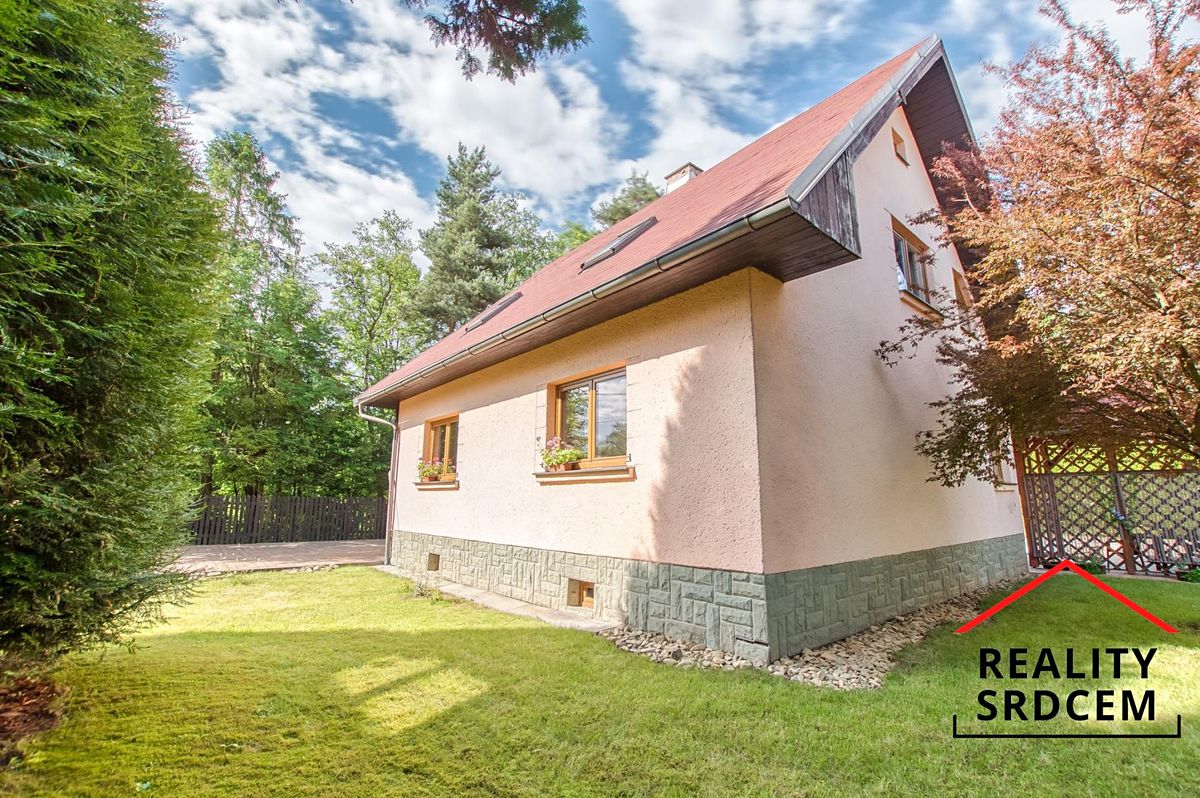 Prodej rodinného domu 170 m², pozemek 921 m² – fotografie 2
