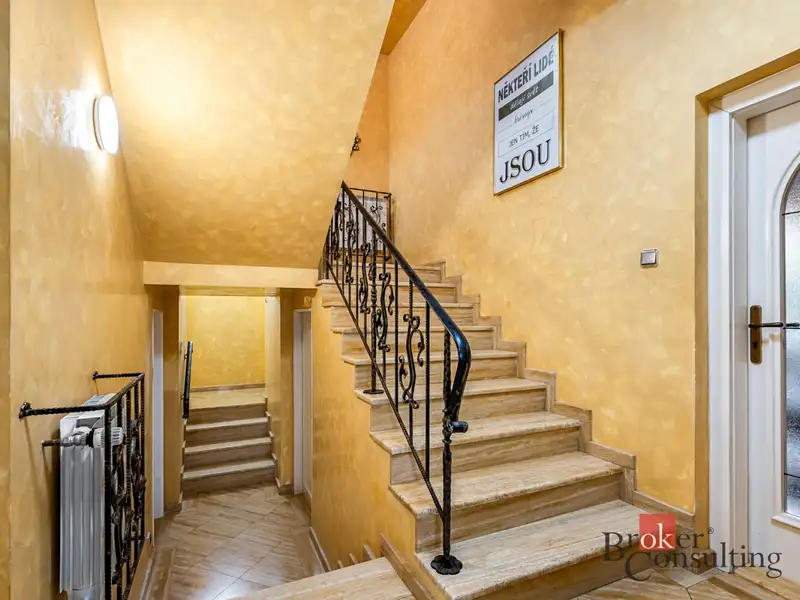 Prodej vily 287 m², pozemek 654 m², Praha – náhled fotky 3