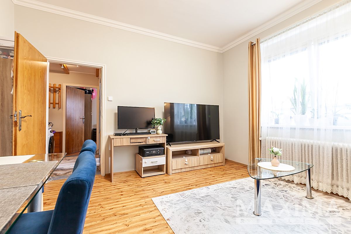 Prodej rodinného domu 255 m², pozemek 384 m² – fotografie 2