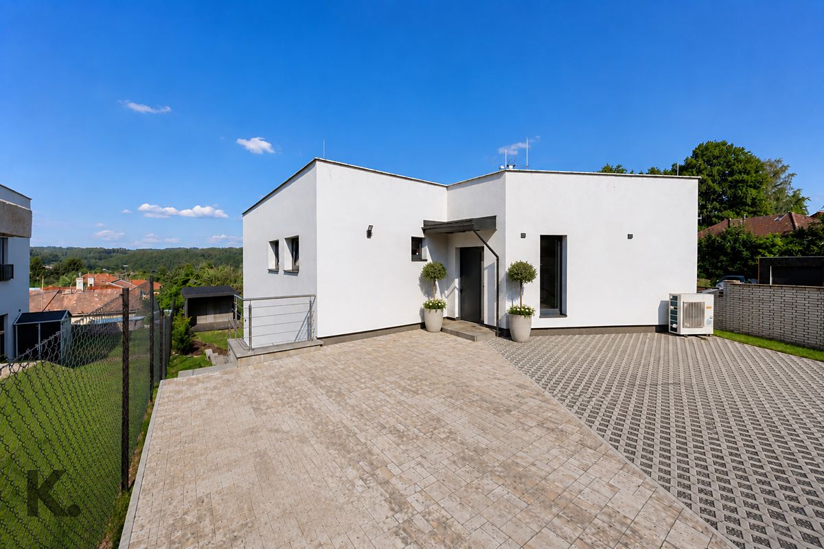 Prodej rodinného domu 211 m², pozemek 735 m² – fotografie 2