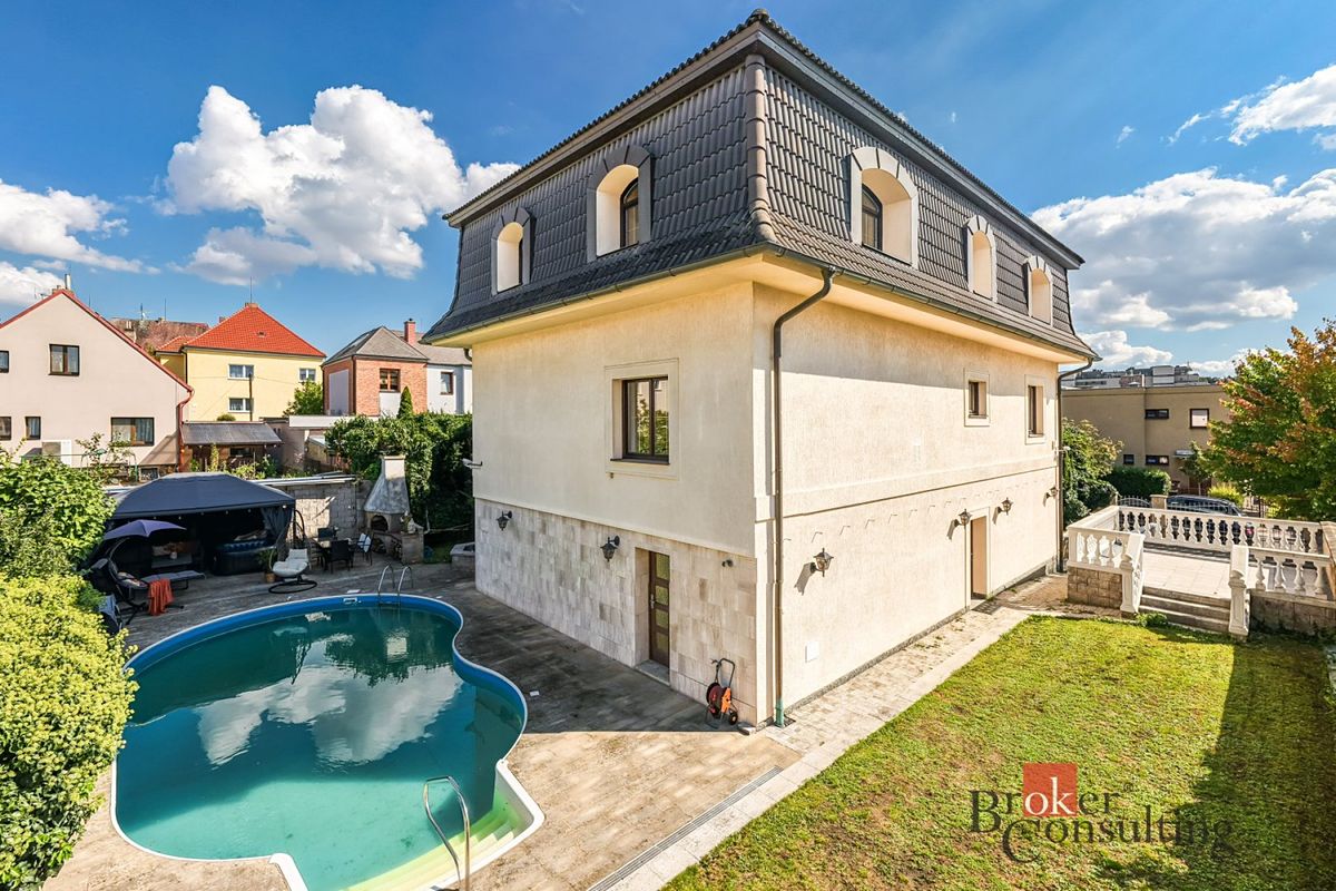 Prodej vily 287 m², pozemek 654 m²