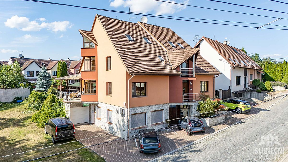 Pronájem rodinného domu 244 m², pozemek 525 m²