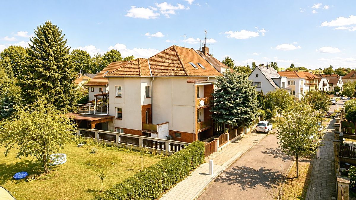 Prodej rodinného domu 246 m², pozemek 375 m² – fotografie 2