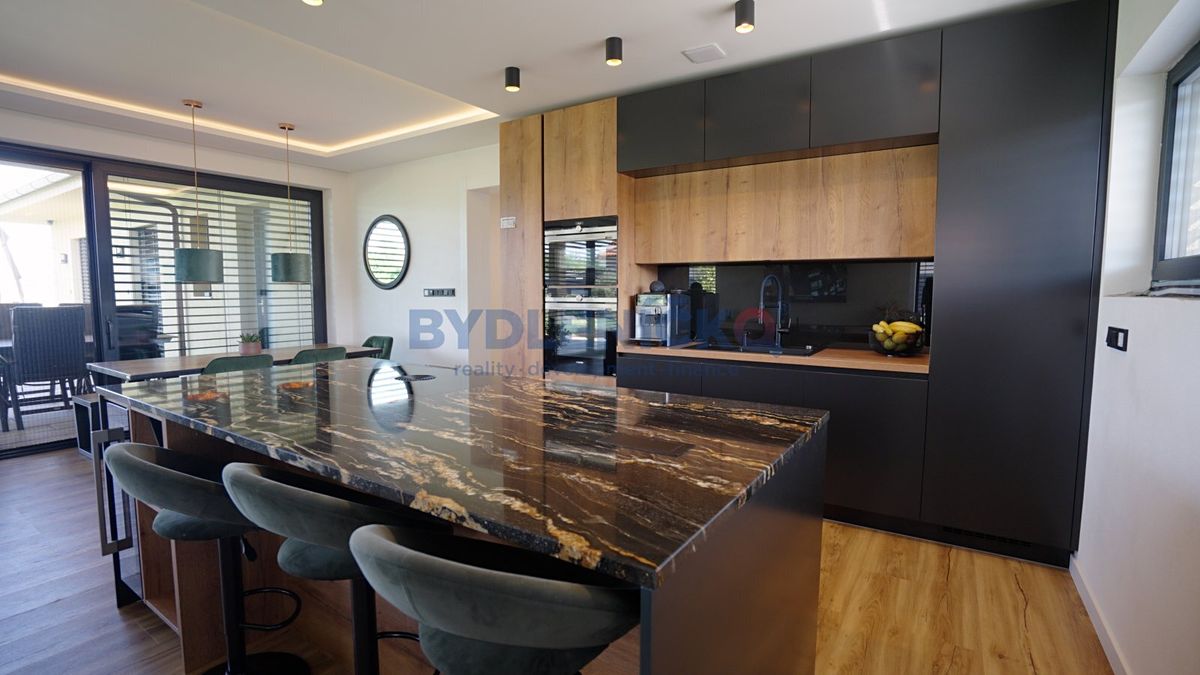Prodej rodinného domu 219 m², pozemek 955 m² – fotografie 4
